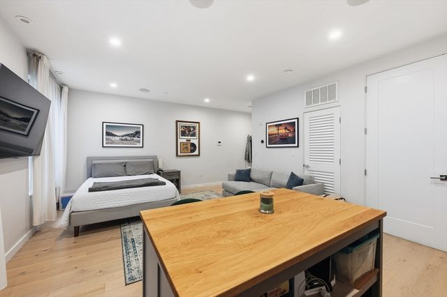 340 W 2nd St 5A, Boston, MA 02127