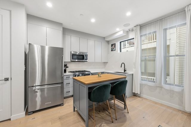 340 W 2nd St 5A, Boston, MA 02127
