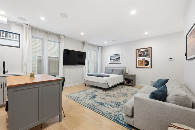 340 W 2nd St 5A, Boston, MA 02127