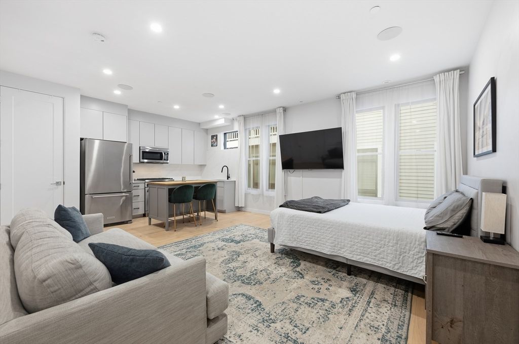 340 W 2nd St 5A, Boston, MA 02127