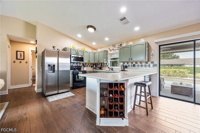 250 NE 10th PL, Cape Coral, FL 33909