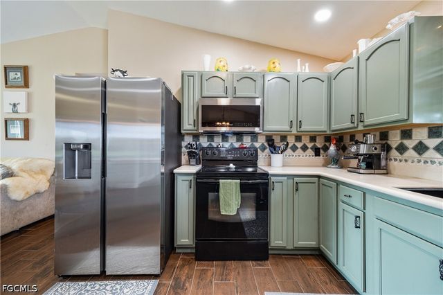 250 NE 10th PL, Cape Coral, FL 33909