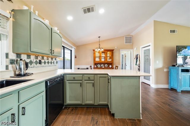 250 NE 10th PL, Cape Coral, FL 33909
