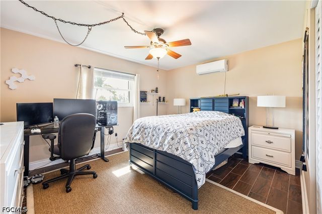 250 NE 10th PL, Cape Coral, FL 33909