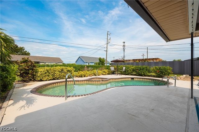 250 NE 10th PL, Cape Coral, FL 33909