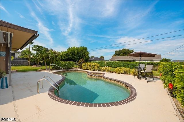 250 NE 10th PL, Cape Coral, FL 33909