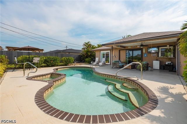 250 NE 10th PL, Cape Coral, FL 33909
