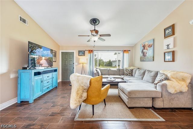 250 NE 10th PL, Cape Coral, FL 33909