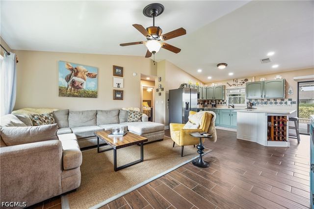 250 NE 10th PL, Cape Coral, FL 33909
