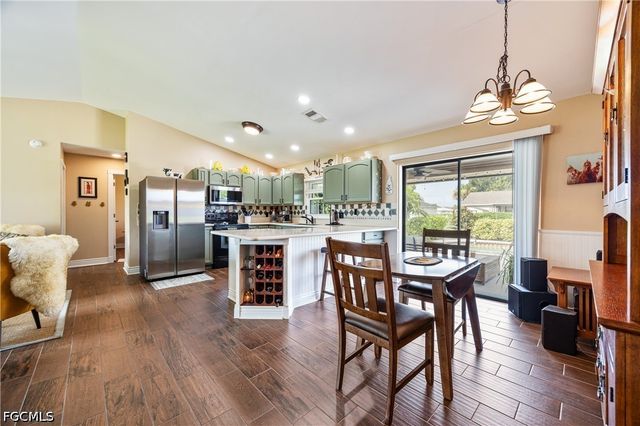 250 NE 10th PL, Cape Coral, FL 33909