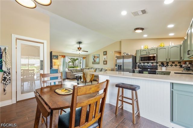 250 NE 10th PL, Cape Coral, FL 33909
