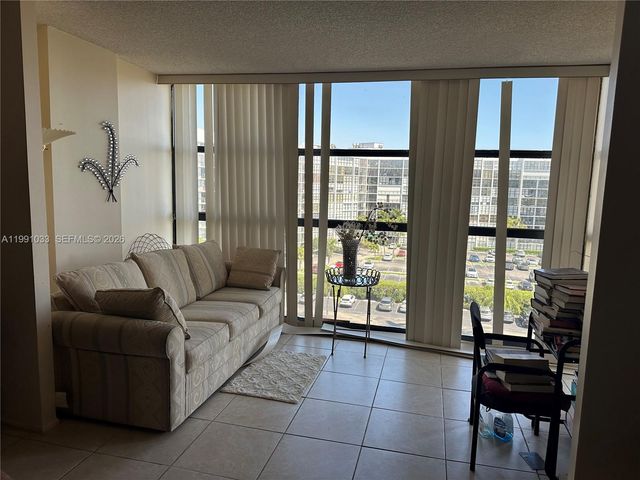 600 Parkview Dr 717, Hallandale Beach, FL 33009
