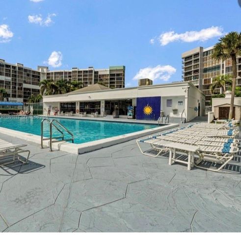 600 Parkview Dr 717, Hallandale Beach, FL 33009