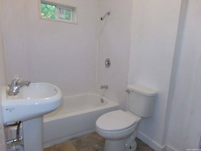 3918 W MARTIN ST, San Antonio, TX 78207