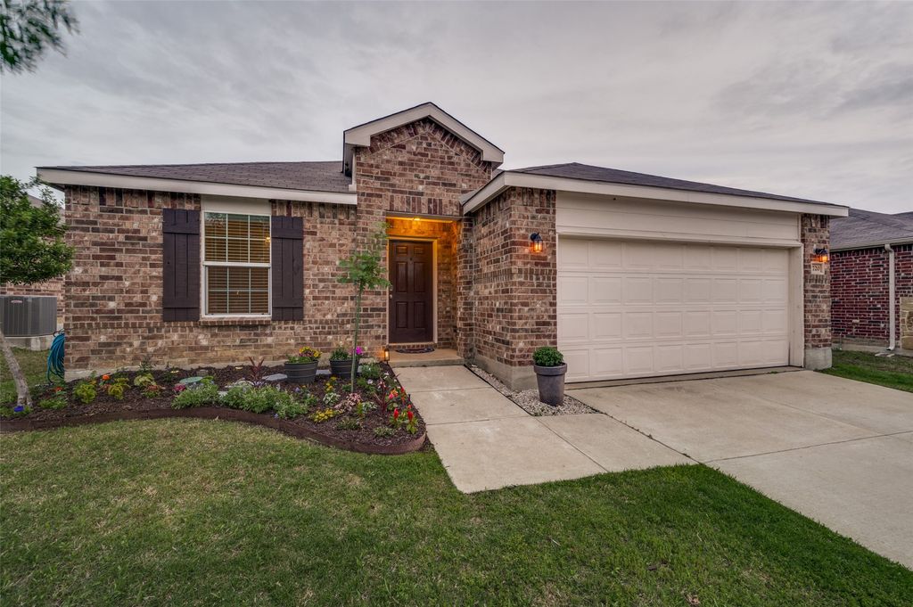 1720 Trace Drive, Aubrey, TX 76227