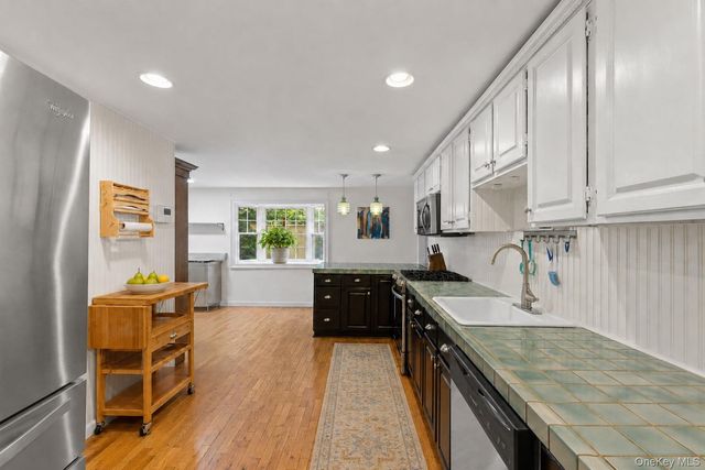 18 Walnut Avenue, Setauket, NY 11733
