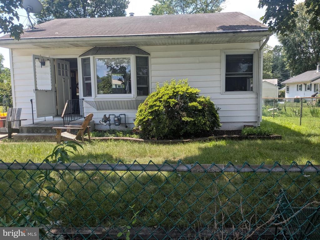 4 DOWNING RD, Ewing, NJ 08628