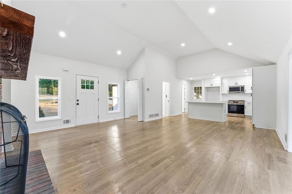 Image 9 of property listing at 1715 Crestline NE Drive, Atlanta, GA 30345