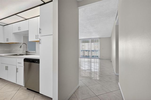 421 NE 14th Ave 608, Hallandale Beach, FL 33009