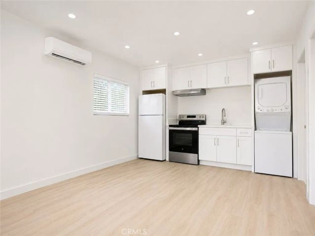 7649 Paso Robles, Lake Balboa, CA 91406
