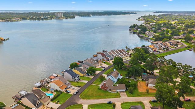 1208 Lake View Drive, Montgomery, TX 77356