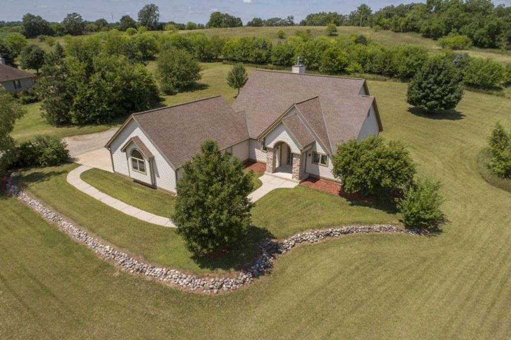 S93W31636 Gena DRIVE, Mukwonago, WI 53149