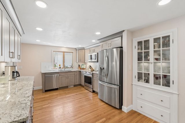 83 Colgate Dr, North Andover, MA 01845