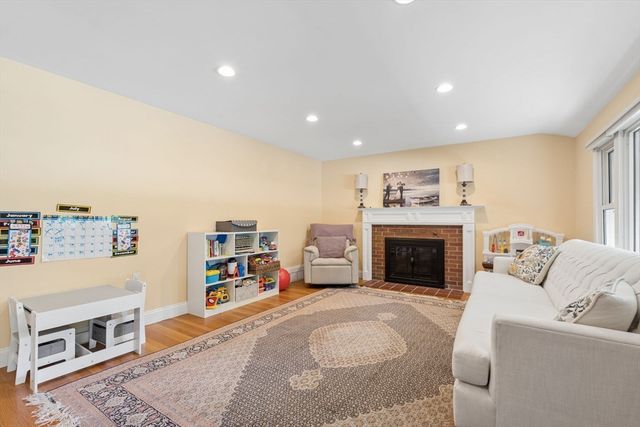 83 Colgate Dr, North Andover, MA 01845