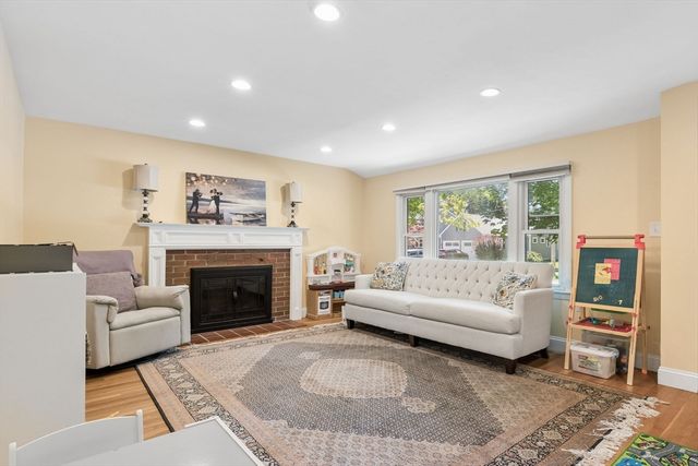 83 Colgate Dr, North Andover, MA 01845