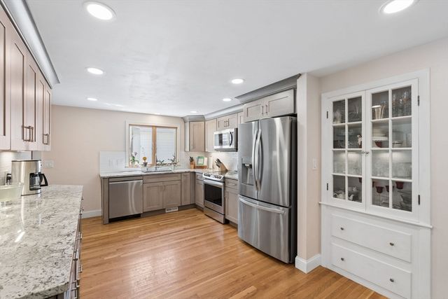 83 Colgate Dr, North Andover, MA 01845