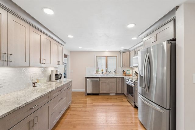 83 Colgate Dr, North Andover, MA 01845