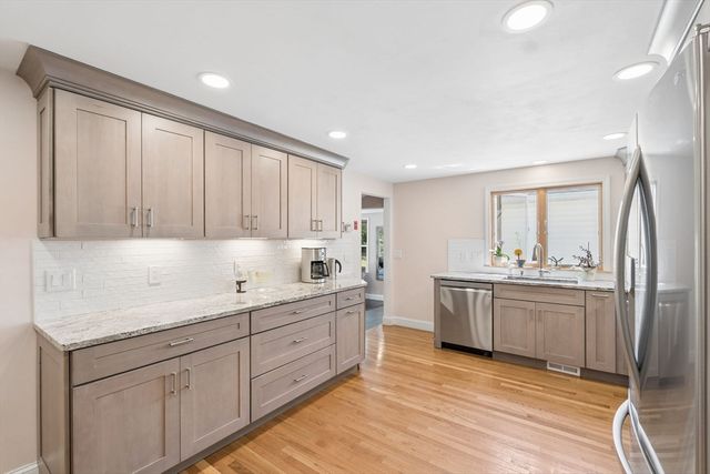 83 Colgate Dr, North Andover, MA 01845