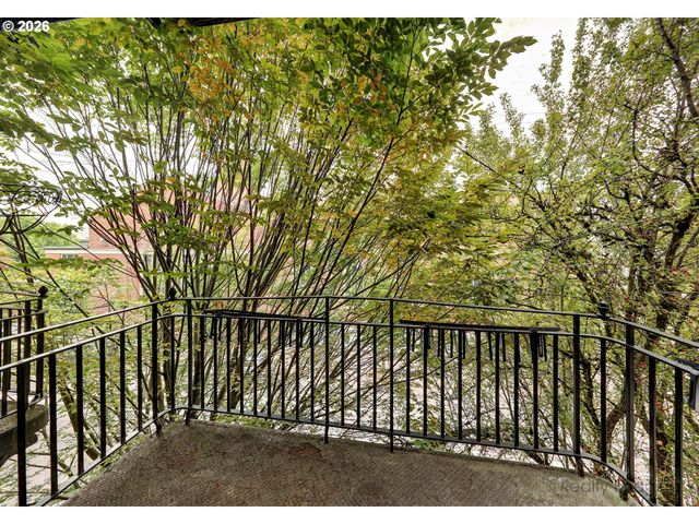 1811 Nw COUCH St 302, Portland, OR 97209