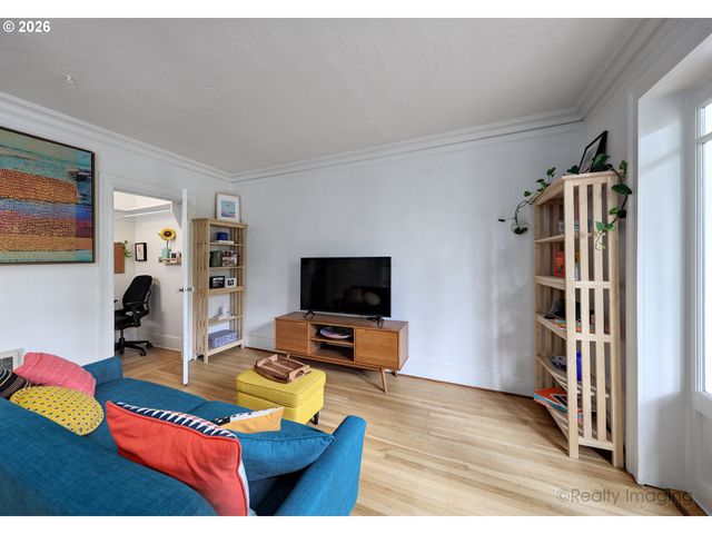 1811 Nw COUCH St 302, Portland, OR 97209