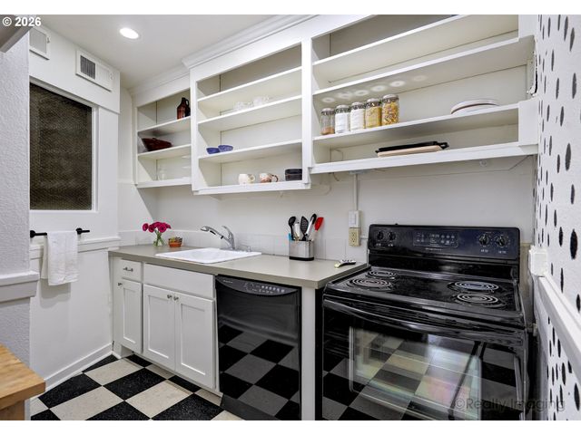 1811 Nw COUCH St 302, Portland, OR 97209