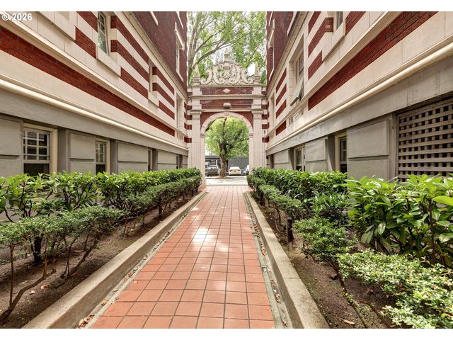 1811 Nw COUCH St 302, Portland, OR 97209