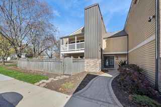 1521 S County Farm Road 1-1, Wheaton, IL 60189