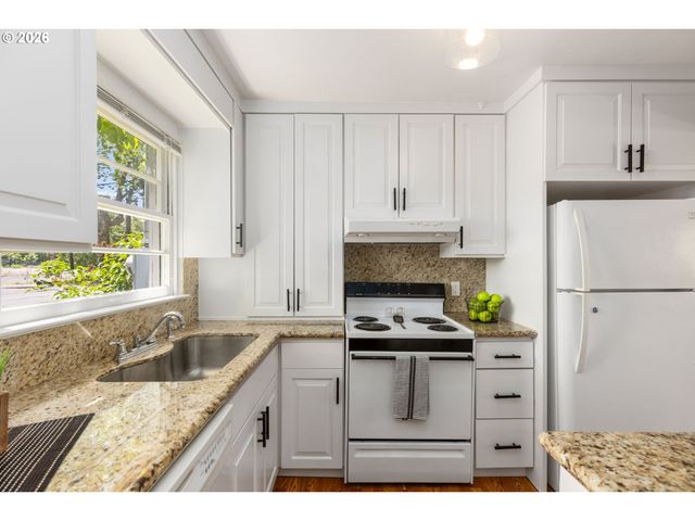 6811 Ne BROADWAY, Portland, OR 97213