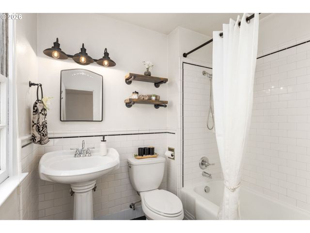 6811 Ne BROADWAY, Portland, OR 97213