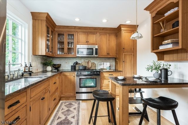 39 Kendal Ave, Maplewood Twp., NJ 07040