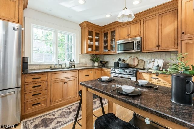 39 Kendal Ave, Maplewood Twp., NJ 07040