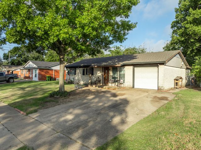 4312 Greenbriar Drive, Bellmead, TX 76705