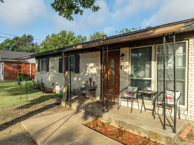 4312 Greenbriar Drive, Bellmead, TX 76705
