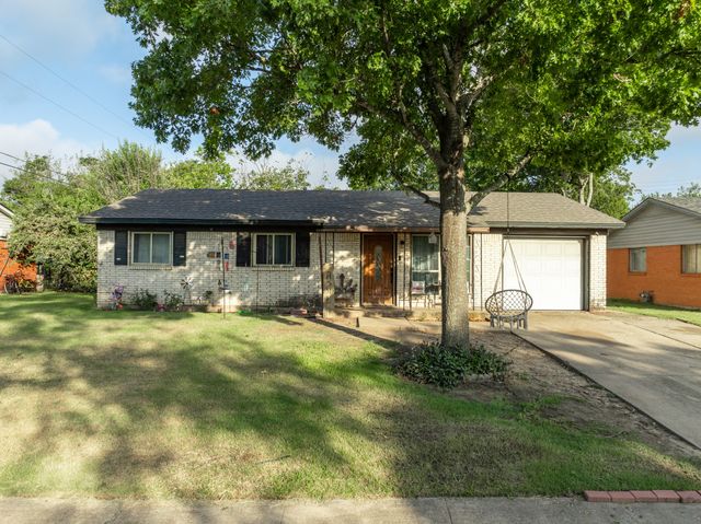 4312 Greenbriar Drive, Bellmead, TX 76705