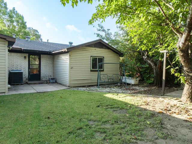 4312 Greenbriar Drive, Bellmead, TX 76705