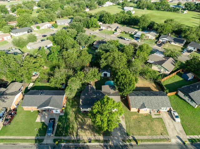 4312 Greenbriar Drive, Bellmead, TX 76705