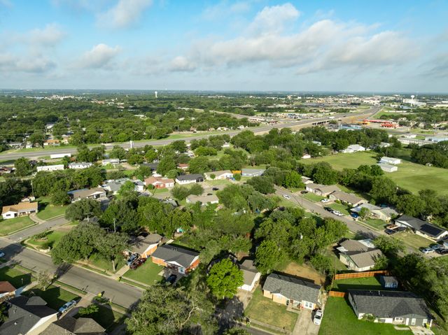 4312 Greenbriar Drive, Bellmead, TX 76705