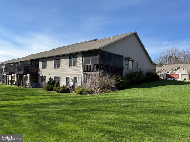 6401 WHISPER WOOD LN, Harrisburg, PA 17112