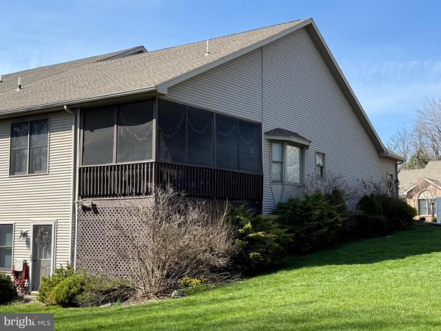 6401 WHISPER WOOD LN, Harrisburg, PA 17112