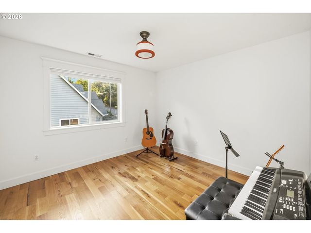 2620 Sw TEXAS St, Portland, OR 97219